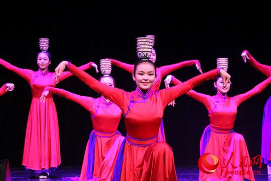內(nèi)蒙古藝術(shù)學(xué)院舞蹈演員表演的群舞《祝?！防_(kāi)了“草原之聲”演出的帷幕。
