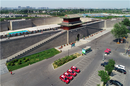 ”沿習(xí)之路“采訪車隊(duì)在正定縣古城南門下的免費(fèi)停車場(chǎng)。-河寧 攝(無(wú)人機(jī)航拍)_副本.jpg