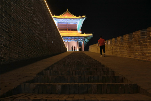 為了保護(hù)文物，消減火災(zāi)隱患，正定縣的旅游點(diǎn)，參觀者必須接受禁帶火種檢查。-河寧 攝.jpg
